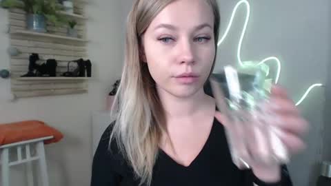 Snapshot of holly_bb95 chatting on December 2024 01:51:02 AM Holly online show from December 2024 01:51:02 AM