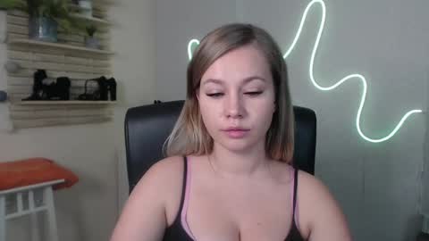 Snapshot of holly_bb95 chatting on December 2024 04:58:02 AM Holly online show from December 2024 04:58:02 AM