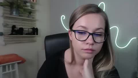 Snapshot of holly_bb95 chatting on December 2024 08:05:01 AM Holly online show from December 2024 08:05:01 AM