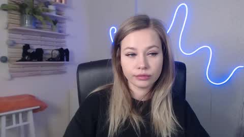 Snapshot of holly_bb95 chatting on December 2024 03:29:01 AM Holly online show from December 2024 03:29:01 AM