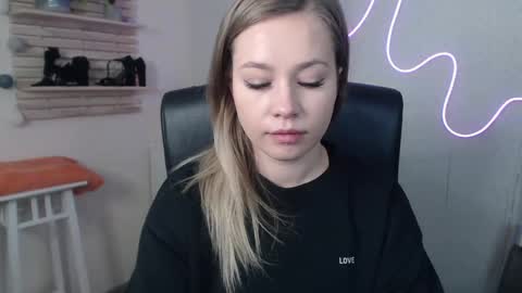 Snapshot of holly_bb95 chatting on December 2024 06:34:01 AM Holly online show from December 2024 06:34:01 AM