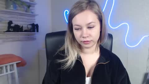 Snapshot of holly_bb95 chatting on December 2024 07:04:01 AM Holly online show from December 2024 07:04:01 AM