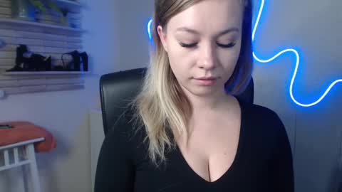 Snapshot of holly_bb95 chatting on December 2024 03:51:02 AM Holly online show from December 2024 03:51:02 AM