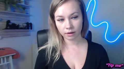 Snapshot of holly_bb95 chatting on December 2024 06:56:02 AM Holly online show from December 2024 06:56:02 AM