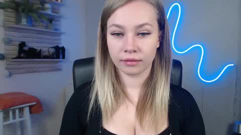 Snapshot of holly_bb95 chatting on December 2024 06:44:01 AM Holly online show from December 2024 06:44:01 AM