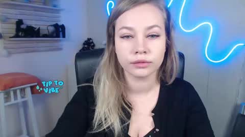 Snapshot of holly_bb95 chatting on December 2024 06:31:02 AM Holly online show from December 2024 06:31:02 AM