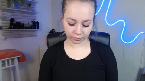 Snapshot of holly_bb95 chatting on December 2024 07:10:01 AM Holly online show from December 2024 07:10:01 AM