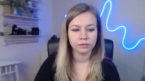 Snapshot of holly_bb95 chatting on January 2025 06:44:02 AM Holly online show from January 2025 06:44:02 AM