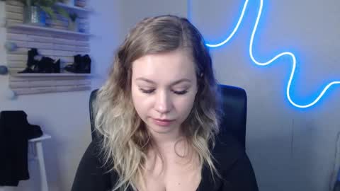 Snapshot of holly_bb95 chatting on January 2025 07:31:01 AM Holly online show from January 2025 07:31:01 AM