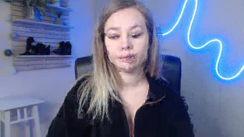 Snapshot of holly_bb95 chatting on January 2025 04:23:01 AM Holly online show from January 2025 04:23:01 AM