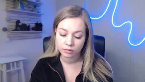 Snapshot of holly_bb95 chatting on January 2025 07:24:01 AM Holly online show from January 2025 07:24:01 AM