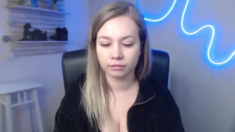 Snapshot of holly_bb95 chatting on January 2025 10:26:02 AM Holly online show from January 2025 10:26:02 AM