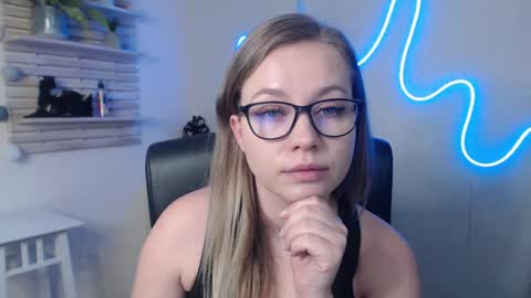 Snapshot of holly_bb95 chatting on January 2025 06:27:02 AM Holly online show from January 2025 06:27:02 AM