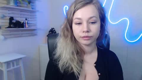 Snapshot of holly_bb95 chatting on January 2025 03:22:01 AM Holly online show from January 2025 03:22:01 AM