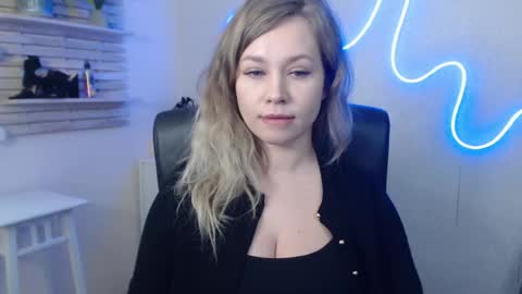 Snapshot of holly_bb95 chatting on January 2025 06:24:01 AM Holly online show from January 2025 06:24:01 AM