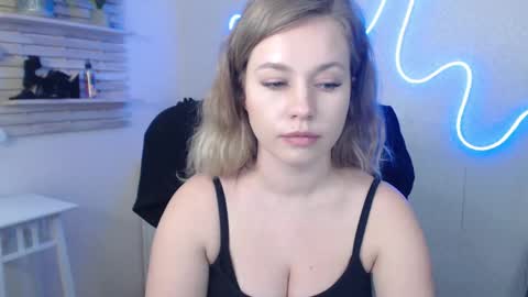 Snapshot of holly_bb95 chatting on January 2025 09:35:01 AM Holly online show from January 2025 09:35:01 AM