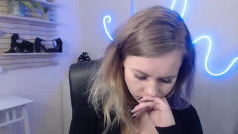 Snapshot of holly_bb95 chatting on January 2025 07:37:02 AM Holly online show from January 2025 07:37:02 AM