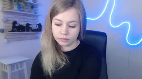 Snapshot of holly_bb95 chatting on January 2025 03:23:01 AM Holly online show from January 2025 03:23:01 AM