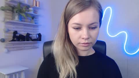 Snapshot of holly_bb95 chatting on January 2025 06:35:02 AM Holly online show from January 2025 06:35:02 AM