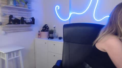 Snapshot of holly_bb95 chatting on January 2025 09:37:02 AM Holly online show from January 2025 09:37:02 AM