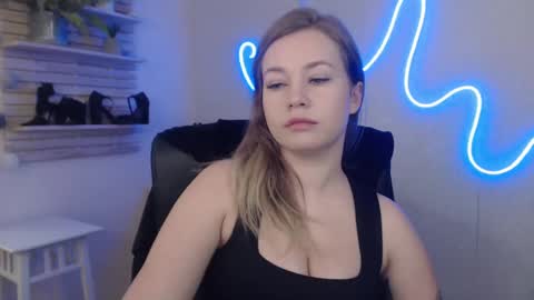 Snapshot of holly_bb95 chatting on January 2025 06:36:02 AM Holly online show from January 2025 06:36:02 AM