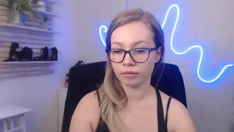 Snapshot of holly_bb95 chatting on January 2025 06:31:02 AM Holly online show from January 2025 06:31:02 AM