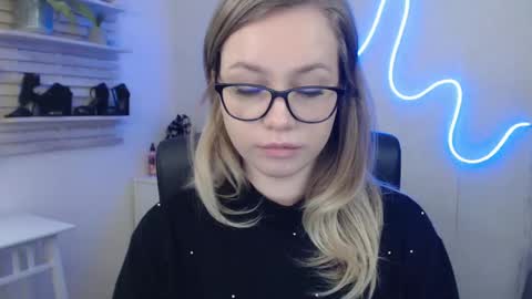 Snapshot of holly_bb95 chatting on January 2025 09:35:02 AM Holly online show from January 2025 09:35:02 AM