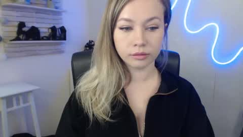 Snapshot of holly_bb95 chatting on January 2025 04:37:02 AM Holly online show from January 2025 04:37:02 AM