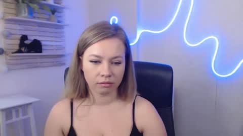 Snapshot of holly_bb95 chatting on January 2025 07:41:01 AM Holly online show from January 2025 07:41:01 AM