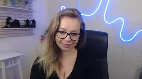 Snapshot of holly_bb95 chatting on January 2025 08:51:01 AM Holly online show from January 2025 08:51:01 AM