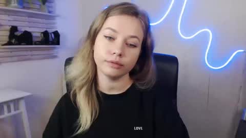 Snapshot of holly_bb95 chatting on January 2025 05:41:02 AM Holly online show from January 2025 05:41:02 AM