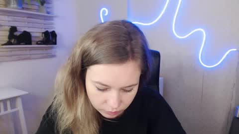 Snapshot of holly_bb95 chatting on January 2025 08:43:01 AM Holly online show from January 2025 08:43:01 AM