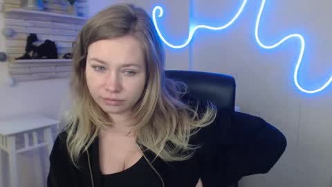 Snapshot of holly_bb95 chatting on February 2025 06:13:02 AM Holly online show from February 2025 06:13:02 AM