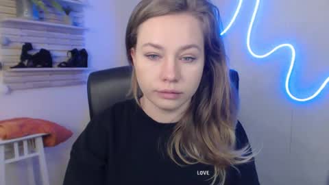 Snapshot of holly_bb95 chatting on February 2025 02:11:02 AM Holly online show from February 2025 02:11:02 AM