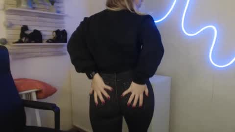 Snapshot of holly_bb95 chatting on February 2025 05:14:01 AM Holly online show from February 2025 05:14:01 AM