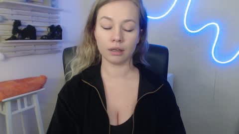 Snapshot of holly_bb95 chatting on February 2025 05:31:01 AM Holly online show from February 2025 05:31:01 AM