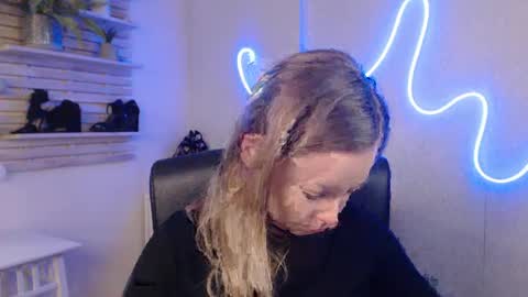 Snapshot of holly_bb95 chatting on February 2025 01:46:02 AM Holly online show from February 2025 01:46:02 AM