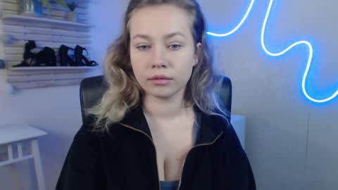 Snapshot of holly_bb95 chatting on February 2025 02:12:01 AM Holly online show from February 2025 02:12:01 AM