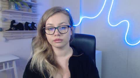 Snapshot of holly_bb95 chatting on February 2025 05:26:02 AM Holly online show from February 2025 05:26:02 AM