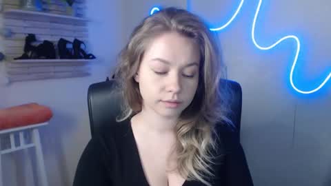 Snapshot of holly_bb95 chatting on February 2025 08:05:02 AM Holly online show from February 2025 08:05:02 AM