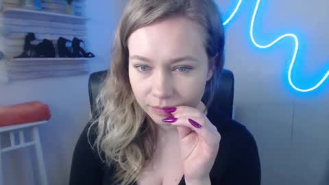 Snapshot of holly_bb95 chatting on February 2025 11:11:02 AM Holly online show from February 2025 11:11:02 AM