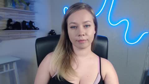 Snapshot of holly_bb95 chatting on February 2025 03:23:01 AM Holly online show from February 2025 03:23:01 AM