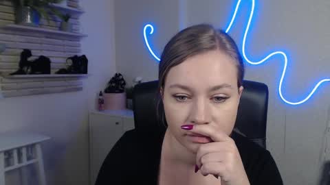 Snapshot of holly_bb95 chatting on February 2025 06:40:01 AM Holly online show from February 2025 06:40:01 AM