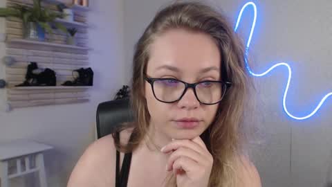 Snapshot of holly_bb95 chatting on March 2025 04:49:01 AM Holly online show from March 2025 04:49:01 AM