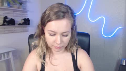 Snapshot of holly_bb95 chatting on March 2025 04:24:01 AM Holly online show from March 2025 04:24:01 AM