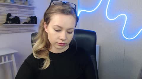 Snapshot of holly_bb95 chatting on March 2025 01:09:01 AM Holly online show from March 2025 01:09:01 AM