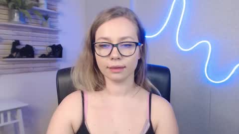 Snapshot of holly_bb95 chatting on March 2025 04:24:02 AM Holly online show from March 2025 04:24:02 AM