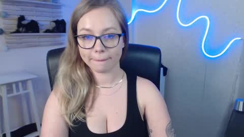 Snapshot of holly_bb95 chatting on March 2025 06:38:02 AM Holly online show from March 2025 06:38:02 AM