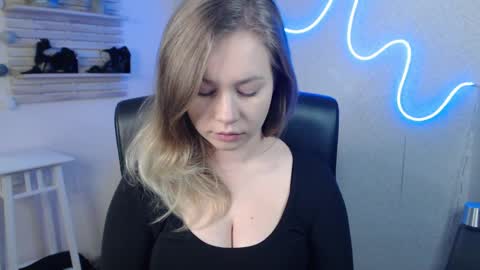 Snapshot of holly_bb95 chatting on March 2025 12:44:01 AM Holly online show from March 2025 12:44:01 AM