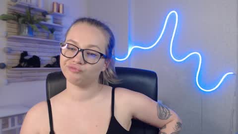 Snapshot of holly_bb95 chatting on March 2025 03:48:02 AM Holly online show from March 2025 03:48:02 AM